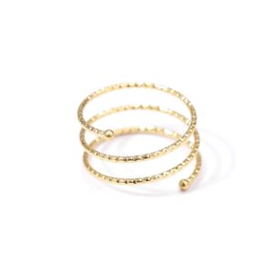Anillo dorado en espiral texturizado geométrico