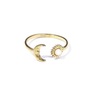 Anillo dorado con piedra y luna